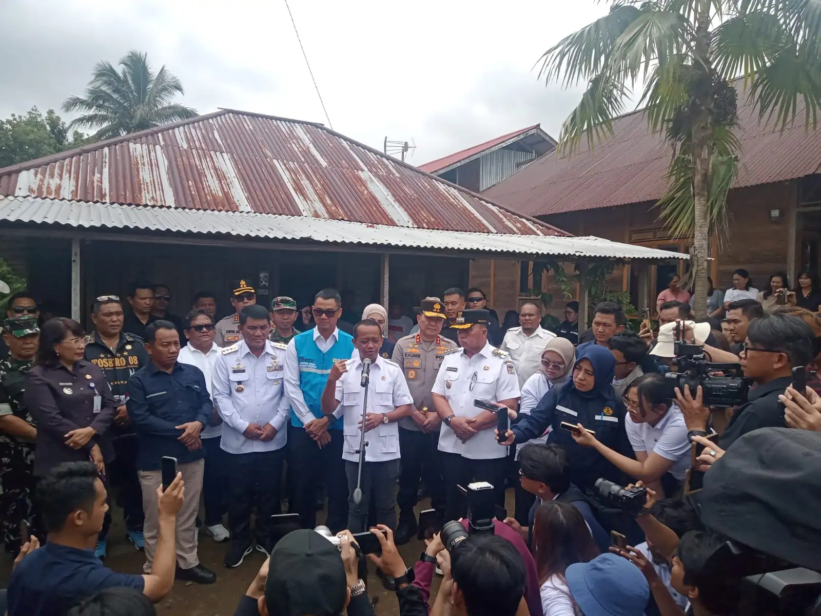 Peresmian Proyek Strategis “Merdeka dari Kegelapan” dan Penyalaan Pertama Program BPBL di Desa Winebetan, Langowan Selatan
